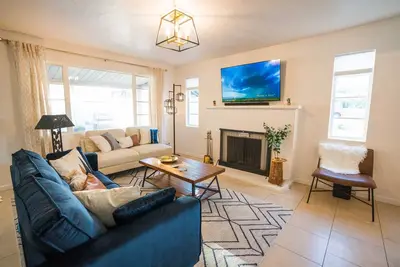 Image de Centrally Located Home in Historic Sam Hughes! 🌵