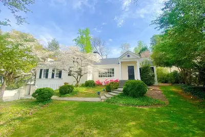 Image de Private Home for Rent in Irving Park - Golf Course Views