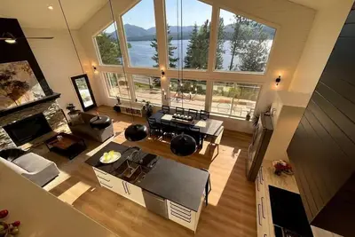 Image de Lakeview Retreat – Spacious 6, 000 Sq Ft Home on 21 Acres
