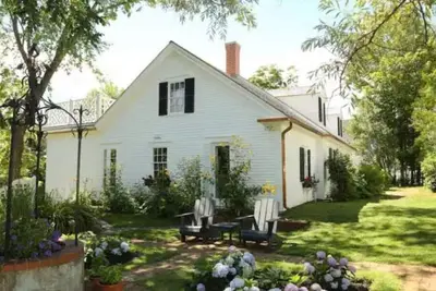 Image de Cory Cottage - a charming 1830s home with ocean views. Walk to everything.
