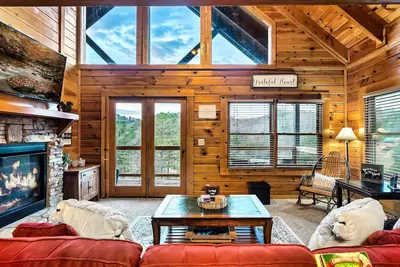 Image de Secluded \"Adventure Together Cabin\" / views / hottub / pool table /sleeps 4