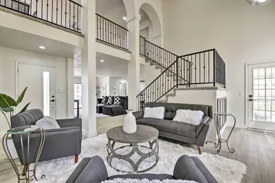 Image de 8 mi to Westgate: Family-Friendly Glendale Home!