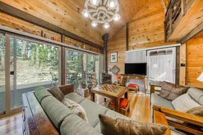 Image de Charming Wooded Getaway w/ a Wood Stove, Free WiFi, and Loft