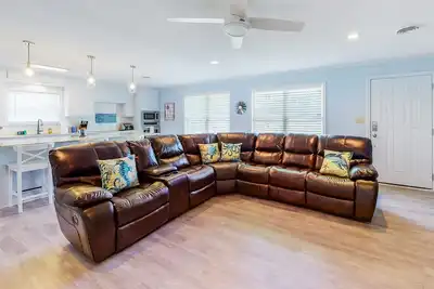 Image de Dog-friendly home w/ a furnished patio, free WiFi, & central A/C- near cove