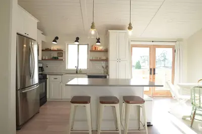 Image de Scandi Inspired House, great walkability, homebase to city and mountains