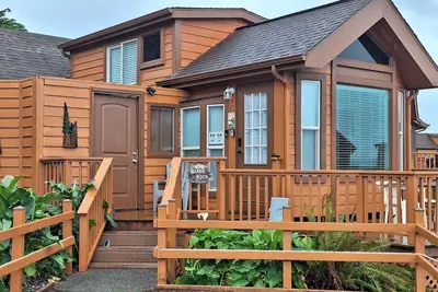 Image de Ocean Cabin 23 is a cozy seaside bungalow with loft, limited ocean views, and private beach. Hot tub temporarily unavailable