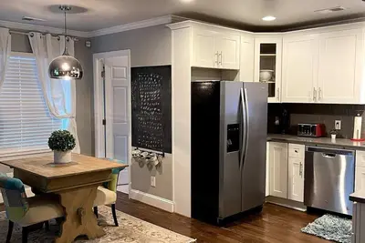 Image de Quaint Cottage walking distance to a park and the Atlanta Beltline.