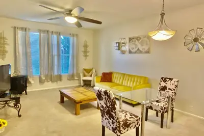 Image de Charming two-story, garage, Plus foreign car rental! Lodging & Transportation! !