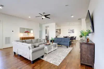 Image de 3-Story Home Near Museums, Nightlife & Downtown!