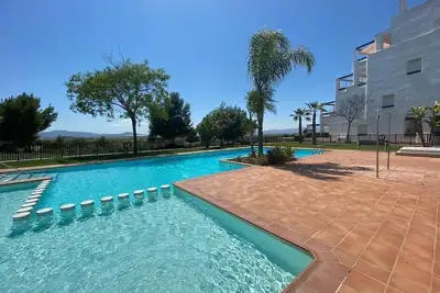 Image de Appartement 'Luxe with Beautiful View' avec vue montagne, piscine, terrasse et jardin