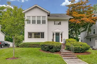 Image de Fully Furnished 1st floor apt of two family home in residential neighborhood