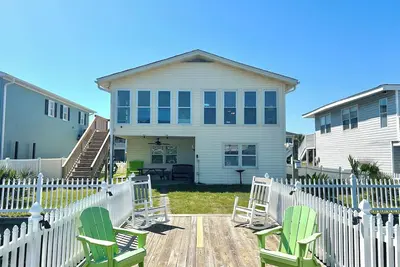 Image de Canal home, 3 bedrooms, 2 bathrooms, dock, pet friendly, fenced in back yard.