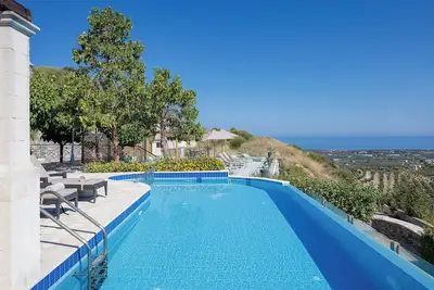 Keano Villa, with Pool & Bbq, Ping Pong, Playground
