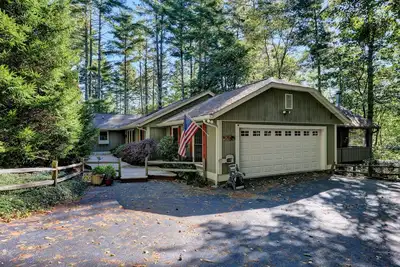Image de A Walk in the Woods - Family Home near Mirror Lake