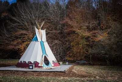 Image de Authentic Tipi in the Blue Ridge Mountains