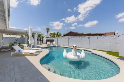 Image de Old Town Fashion(ed)-Pool-Putting Green-Bbq Grill
