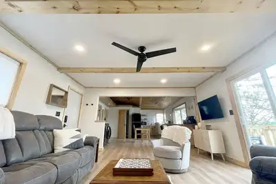 Image de The Bl Cottage - Lake Getaway with Panoramic Views, near Cascade Mountain