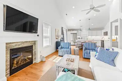 Image de 5-years young Stunning home with water view!