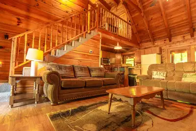 Image de Quiet & Open Concept <New Hot Tub> Cabin Close to Everything