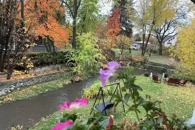 Image de Full 2 bedroom Suite near Hospital, Downtown & Lake. Kelowna's Natures Oasis