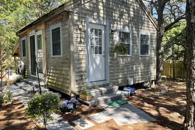 Image de Modernized, renovated, cozy cottage steps away from a private beach.