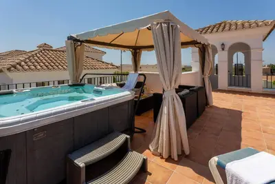 Image de Villa Spa & Golf de luxe à Denton avec jardin, jacuzzi, climatisation et Wi-Fi.