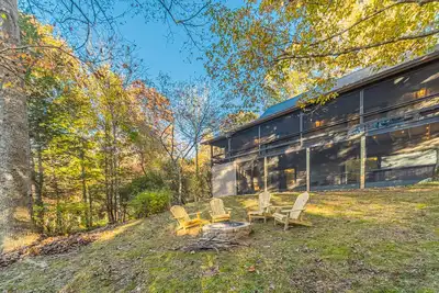 Image de Lazy Bear Cottage | 3br 3ba Creek Front Retreat | Game Room | Hot Tub | Creek