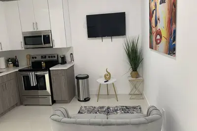 2bd Modern apt mins away from Wynwood, Midtown & Beach!
