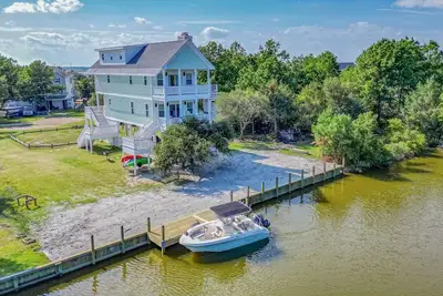 Image de New Canalfront Carova Home! Beach passes, Kayaks & paddle boards provided!