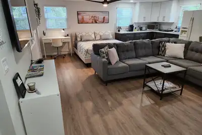 Image de Large Venice  Studio, 8 Min To Manasota Beach  / King Bed On  Beautifu Acrage!