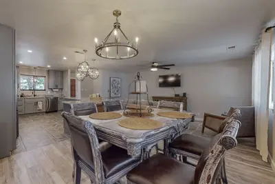 Image de Ne Heights Tram Home by Casa De Collins