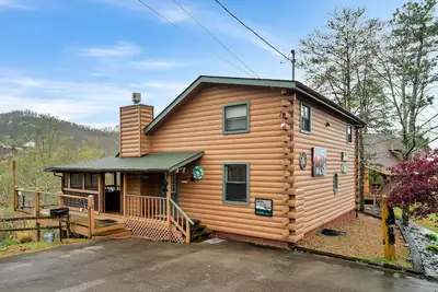 Image de Spring Sale! Great Location + Near Dollywood + Hot Tub + Arcade + Air Hockey