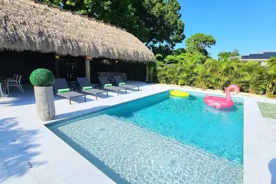 Image de Poshpadz Presents Villa Tranquila- Private Pool & Tiki Close to Beach Sleeps 10