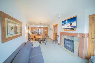 Image de Gorgeous Condo, Near the Ski Lifts!