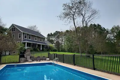 Image de Name: Hill Crest<br>Private Setting. Heated Pool. 4 Minutes to Dreams Park