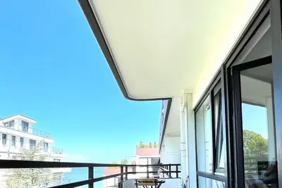 Image de Renovated modern apartment in residence - side sea view