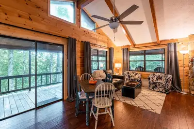 Image de Lakeside Mountain Oasis - Bedroom Cabin w/ Outdoor Hot Tub