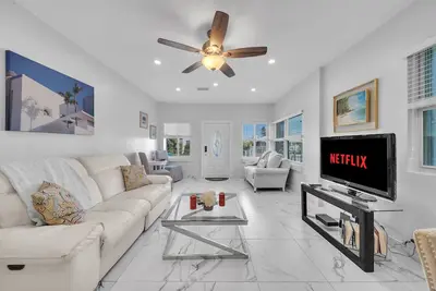 Chic-Elegant Miami Home Sleeps 6 - Modern-Fully Appointed-Close to Everything