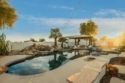 Image de The Hatfield | Amazing Backyard Pool Getaway