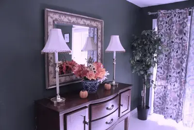 Image de Un privé de 2 chambres et un salon avec patio pour 4 personnes.