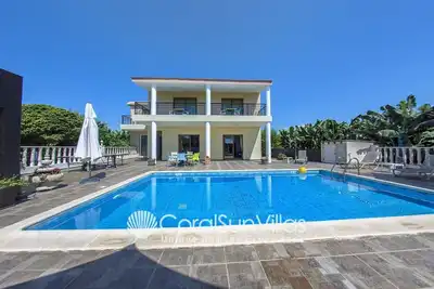 Image de 507 -Impressive villa, Quiet area, 3min walk to taverns, Near Coral bay Free A/c
