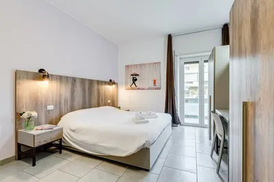 Image de Elegant Room, newly renovated, opposite Metro line A near St. Peter's