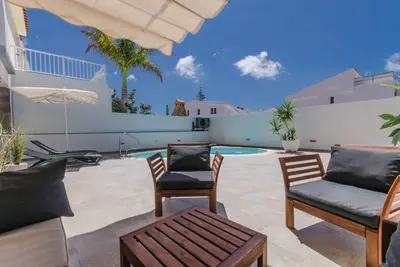 Sunny Holiday Villa Maspalomas with private heatable pool
