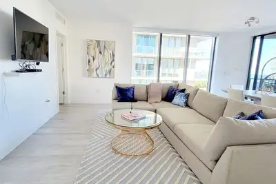 Sun-drenched, Luxe, Corner Unit: Expansive balcony and Bay Views (3 Br/3b)