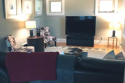 Image de Remodeled flat in River West, deck and firepit, close to restaurants\/coffee.