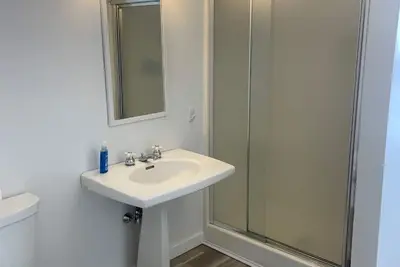 Image de Lovely waterfront Cottage overlooking  serene Cape Cod Harbor with a dock.