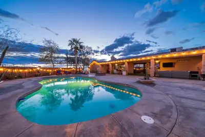 Image de Luxurious oasis 6bd 4b heated pool available, detached Casita. Sleeps 20 in beds