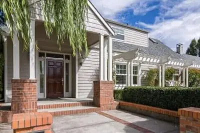 Image de Charming home with pet-friendly garden space and new hot tub!