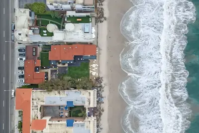 Image de Malibu Sand Suite #11 - Beachside Apartment Carbon