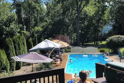 Image de Large farm house in country setting. Wrap around decks, luxury vinyl plank throughout with washer/dryer and huge game room. 5 bedrooms, plenty of room to stretch out and relax. Large pool is available end May - end September.